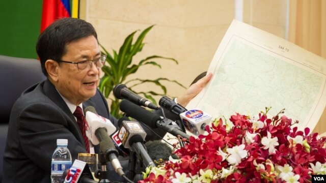 Bộ trưởng đặc trách Biên giới vụ của Campuchia Var Kimhong cầm bản đồ một khu vực gần biên giới Campuchia-Việt Nam trong cuộc họp báo ngày 2/7/2015. (Neou Vannarin/VOA Khmer)