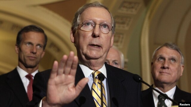 Pemimpin minoritas Senat AS, Mitch McConnell (tengah), menegaskan bahwa Partai Republik akan menggunakan pagu utang dalam mengurangi defisit AS (foto: dok). 