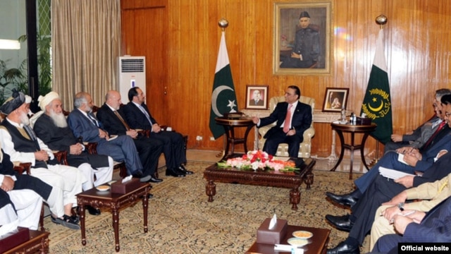 Presiden Pakistan Asif Ali Zardari dan Ketua Dewan Perdamaian Salahuddin Rabbani, dalam pertemuan di  Aiwan-e-Sadr (13/11). Pakistan sepakat untuk membebaskan beberapa tahanan Taliban Afghanistan.