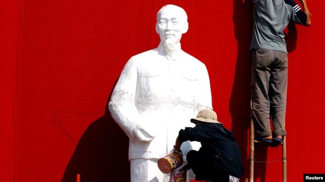 Công nhân chuẩn bị tượng Hồ Chí Minh cho một buổi lễ kỷ niệm ở thành phố Buôn Ma Thuột. (Ảnh tư liệu).
