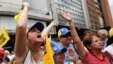 Simpatizantes de la oposición protagonizan una protesta en Caracas para impugnar la legitimidad del gobierno de Maduro.