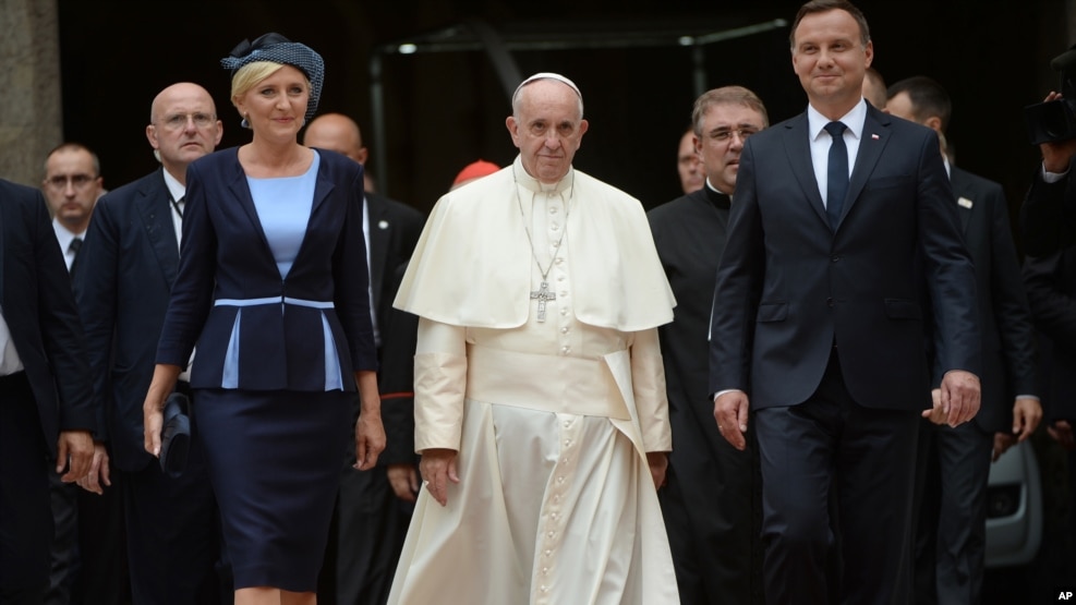 El Papa fue recibido en Cracovia por el presidente polaco Andrezj Duda, quien es católico, la primera dama Agata Kornhauser-Duda, otros funcionarios y cientos de fieles.