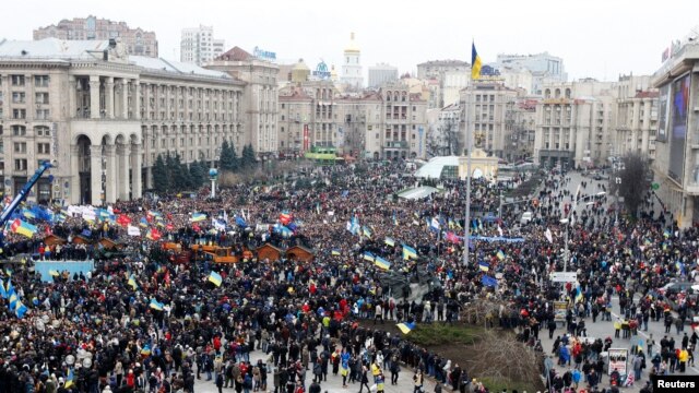Người biểu tình tại Quảng trường Maidan ở Kyiv, ngày 1/12/2013. Đây là cuộc biểu tình lớn nhất so với các cuộc biểu tình trong tuần qua.