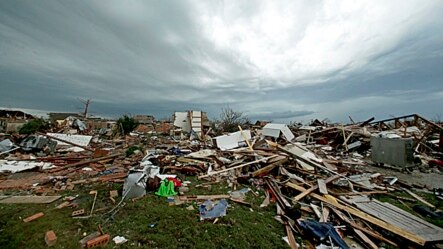 Kerusakan akibat badai tornado di kota Moore, Oklahoma (21/5). Sekitar 40 keluarga Indonesia tinggal di negara bagian Oklahoma, yang dikenal rawan tornado. 