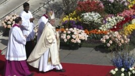 Đức Giáo Hoàng đến Quảng trường Thánh Phêro6 để cử hành Thánh lễ, ngày 24/3/2016. 
