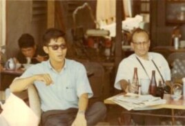 Phạm Trần tại 1 tiệm ăn ngay dưới lầu Eden Building, nơi có Văn phòng của VOA ở Sàigòn, trước trụ sở Hạ Nghị Viện cũ (bây giờ là Nhà hát lớn Tp Hồ Chí Minh), giữa 2 Khách sạn Continental and Caravelle (khoảng 1970)