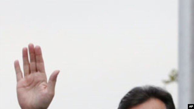 Pakistan's Prime Minister Yusuf Raza Gilani waves after arriving at the Supreme Court in Islamabad February 13, 2012.