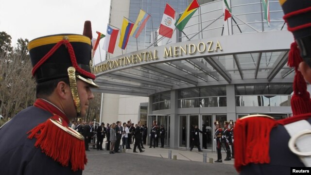 Miembros del regimiento General San Martín vigilan la entrada del hotel sede la reunión del Mercosur y Unasur.