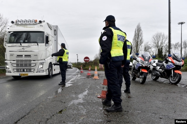 Cảnh sát Pháp kiểm soát xe cộ tại biên giới giáp Bỉ sau các vụ tấn công, ngày 14/11/2015.