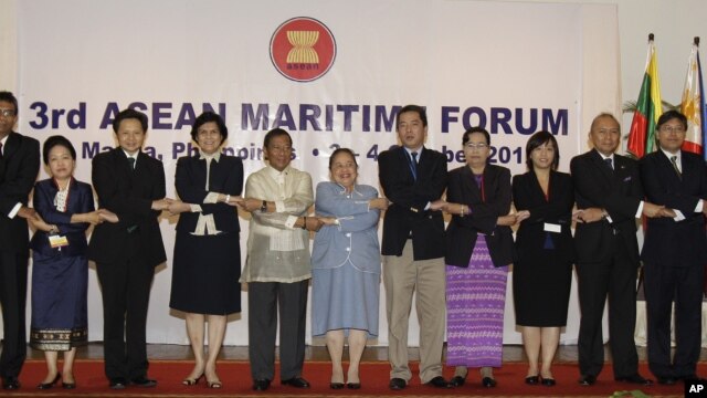 Phó Tổng thống Philippines Jejomar Binay (áo trắng) và các đại biểu dự hội thảo ở Manila, Philippines, 3/10/12