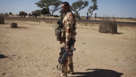 Un soldat français dans le village de Sarakala, Mali, 18 janvier 2013
