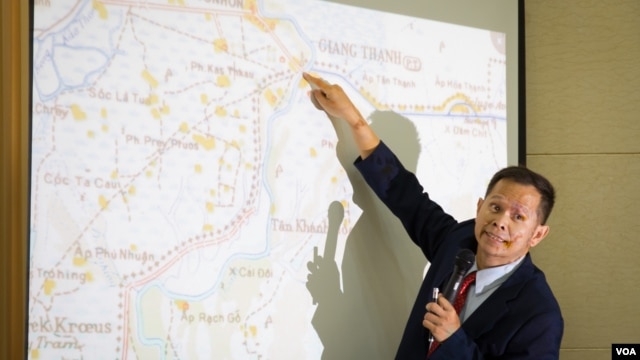 Một quan chức đang chỉ ra các khu vực xảy ra xung đột tại biên giới Campuchia - Việt Nam trong một cuộc họp báo về bản đồ chính thức được sử dụng cho việc công bố đường biên giới tại Hội đồng Bộ trưởng ngày 02/7/2015.