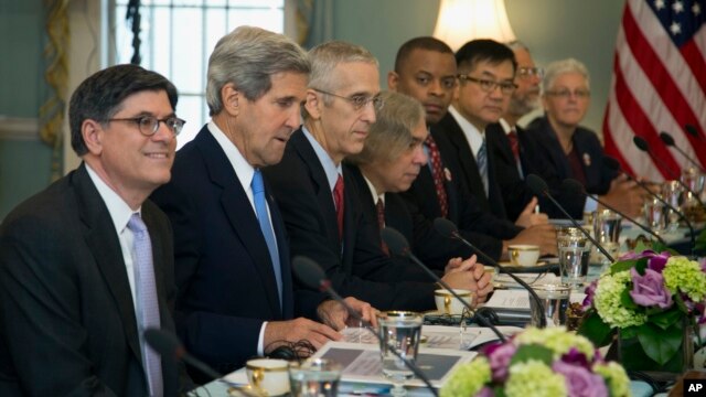 Bộ trưởng Tài chính Jacob Lew (trái), Ngoại trưởng John Kerry tham gia cuộc thảo luận cấp cao hàng năm với phái đoàn Trung Quốc do Phó Thủ tướng Trung Quốc Uông Dương dẫn đầu tại Washington, ngày 10/7/2013. 