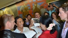 Các nhân viên đài VOA ngưỡng mộ bà Suu Kyi đã nồng nhiệt chào đón khi bà đến thăm đài