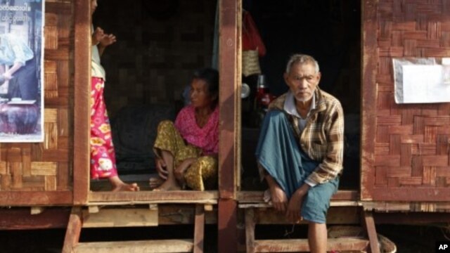 Người sắc tộc Kachin tại một trại tạm thời cho người dân di dời để tránh những vụ giao tranh ở miền bắc Miến Điện kể từ tháng 6 năm 2011
