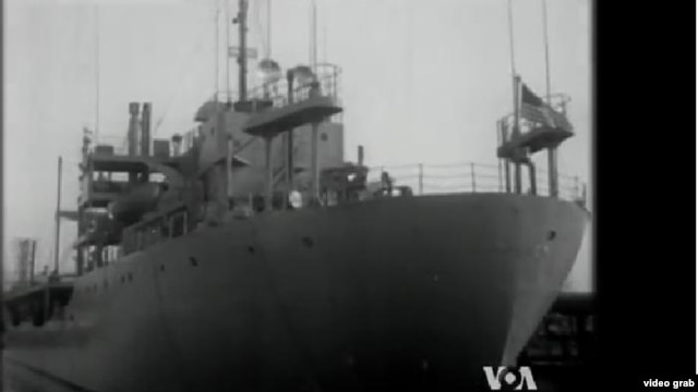 Năm 1952, giữa lúc chiến tranh lạnh đang diễn ra, một tàu tuần duyên dài hơn 100m được biến thành một cơ sở truyền thanh di động của Đài Tiếng Nói Hoa Kỳ - The Courier