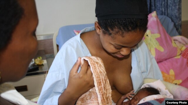 Community health worker Ncedisa Paul (left) counsels a young mother who’s just given birth in a hospital near Zidindi, South Africa (Photos D.Taylor)     