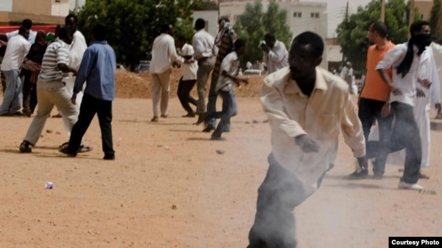 Sudan protester (Alsanosi Ahmed/VOA)