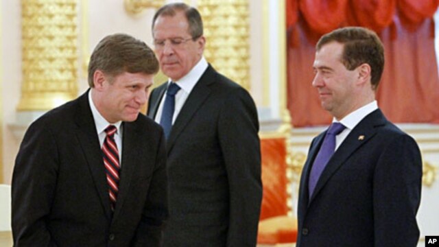Russian President Dmitry Medvedev (R) stands with Foreign Minister Sergei Lavrov (C) and new American Ambassador Michael McFaul during an official ceremony to present his diplomatic credentials in Moscow's Kremlin, February 22, 2012
