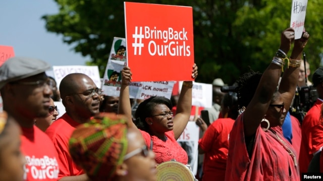 Biểu tình trước Đại sứ quán Nigeria trong thủ đô Washington, Hoa Kỳ bày tỏ sự ủng hộ các học sinh bị nhóm Hồi giáo chủ chiến Boko Haram bắt cóc ở Nigeria, 6/5/14