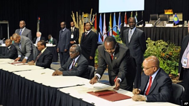 (From R to L) South African President Jacob Zuma, Namibia's President Hifikepunye Pohamba, King Mswati lll of the Kingdom of Swaziland and Malawi Prsident Bingu wa Mutharika sign an undertaking for further negotiations towards a tripartite free trade agre