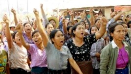 လက္ပံေတာင္းေတာင္ေၾကးနီစီမံကိန္း ရပ္ဆုိင္းေရး ေဒသခံေတြ ဆႏၵျပေတာင္းဆိုေနစဥ္ (၁၄ မတ္ ၂၀၁၃)