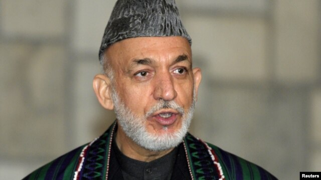 Tổng thống Afghanistan Hamid Karzai trong một cuộc họp báo tại Dinh Tổng thống ở Kabul, 13/12/2012