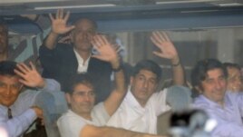 Serbazên ku bi darbeya leşkerî têne darizandin piştevanên xwe silav dikin