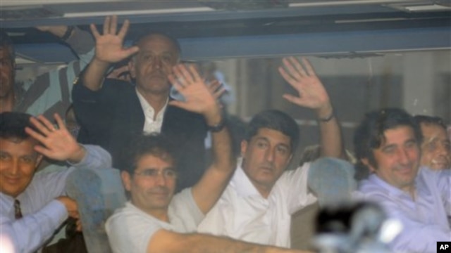 Serbazên ku bi darbeya leşkerî têne darizandin piştevanên xwe silav dikin