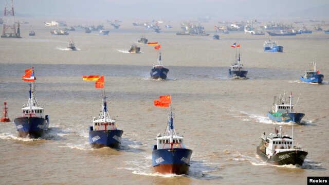 Fishing boats are seen departing from Shenjiawan port in Zhoushan, Zhejiang province towards the East China Sea fishing grounds, September 17, 2012.