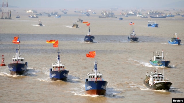 Tàu cá Trung Quốc đổ ra hoạt động ở khắp nơi trên trái đất, bị chỉ trích về việc đánh bắt quá độ và thường xuyên đối đầu với tàu bè nước khác tại những khu vực có tranh chấp như Biển Đông.