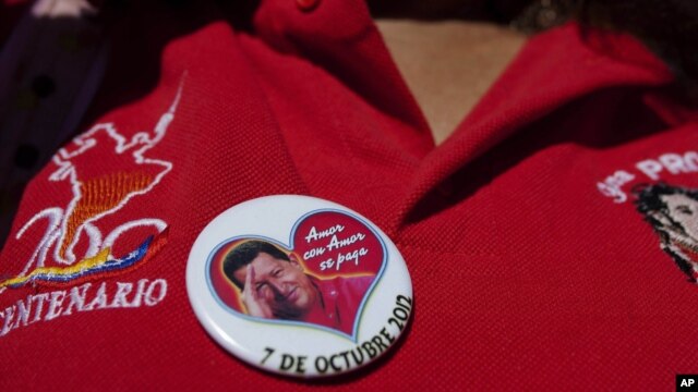 Una mujer lleva un pin con la foto del presidente Hugo Chávez, quien se recupera satisfactoriamente en La Habana, según informó su yerno  y ministro de Ciencia, Jorge Arreaza.