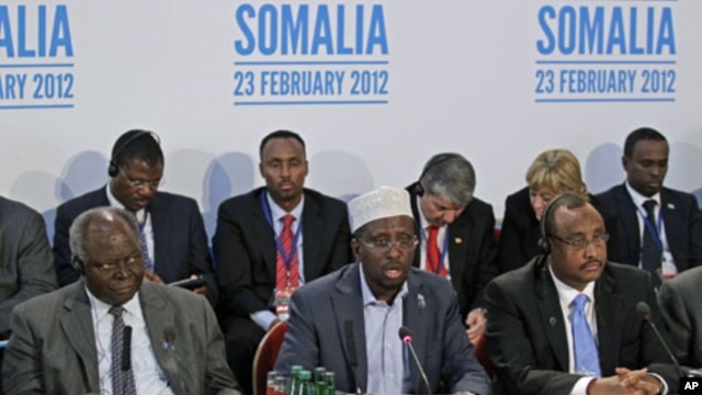The President of Somalia, Sheikh Sharif Ahmed (C) speaks, as the President of Kenya, Mwai Kibaki (L) and Prime Minister of Somalia TFG, Abdiweli Mohamed Ali, listen during the London Conference on Somalia, in London, February 23, 2012.