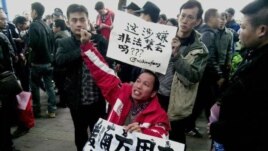 Demonstrators call for press freedom in support of journalists from the Southern Weekend newspaper outside the company's office building in Guangzhou, south China's Guangdong province, January 8, 2013.