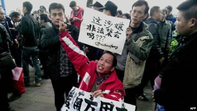 Demonstrators call for press freedom in support of journalists from the Southern Weekend newspaper outside the company's office building in Guangzhou, south China's Guangdong province, January 8, 2013.