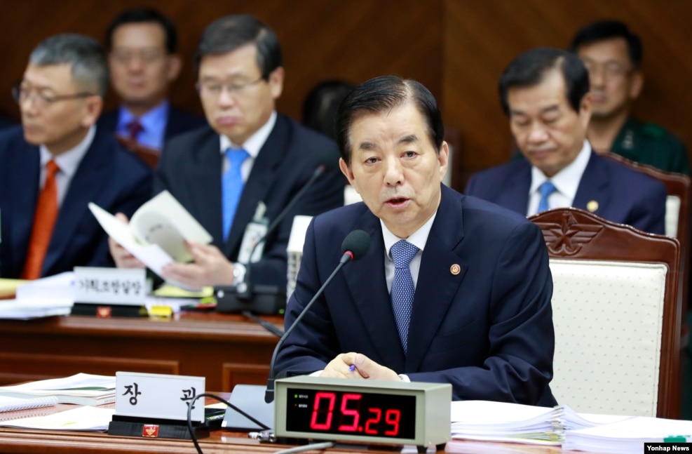 한민구 한국 국방장관이 7일 국방부에서 군사법원을 상대로 열린 국회 법제사법위원회 국정감사에서 질의에 답변하고 있다.