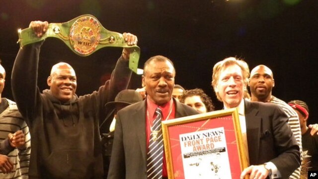 Mhariri mkuu wa gazetti la The New York Daily News  Kevin Convey (kulia) amkabidhi Joe Frazier (katikati) tunzo ya ukurasa wa kwanza wa gazeti  la Daily News mwaka 2011.