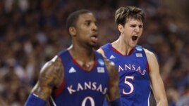 Thomas Robinson (0) y Jeff Withey (5) lideran el equipo de la Universidad de Kansas.