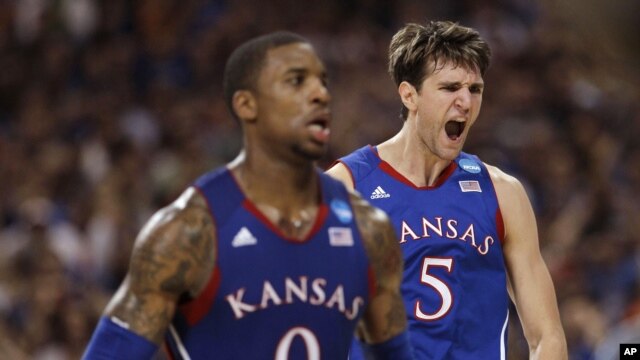 Thomas Robinson (0) y Jeff Withey (5) lideran el equipo de la Universidad de Kansas.