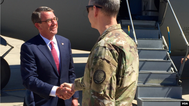Secretary of Defense Ash Carter is greeted by U.S. General McFarland upon arriving in Baghdad, April 18, 2016. (C. Babb/VOA)