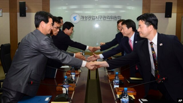 朝韩代表在开城工业园区管理委员会会议上握手 （资料图片）