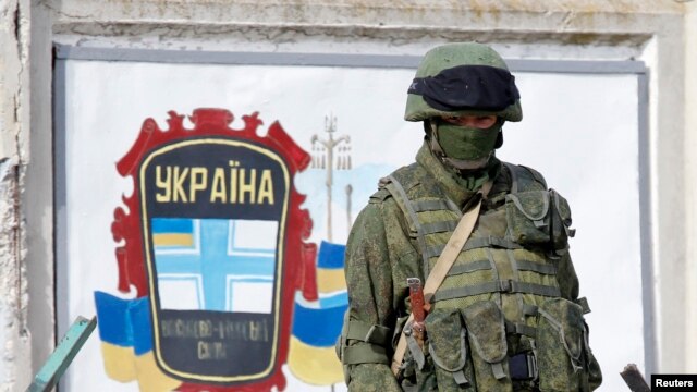 Lính Nga canh gác gần căn cứ quân sự trong làng Perevalnoye ở, bên ngoài Simferopol, Ukraina, ngày 6/3/2014.