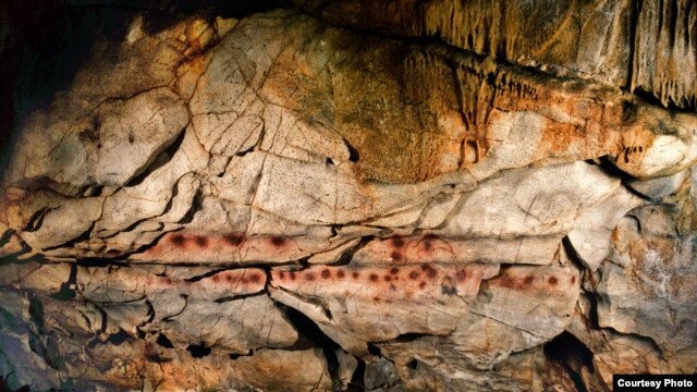 Red discs from between 34,000 and 36,000 years ago in the Corredor de los Puntos, El Castilo Cave, Spain. (Pedro Saura)
