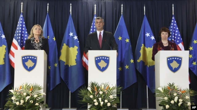 Kosovo's PM Hashim Thaci (C) U.S. Secretary of State Hillary Clinton (L) and High Representative for EU Foreign Policy Catherine Ashton (R) attend a joint news conference in Pristina, Kosovo, October 31, 2012. 