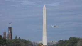 El Discovery vuela a lomos del Jumbo 747 pasando junto al Monumento a Washington en medio de una explosión de emoción del público.
