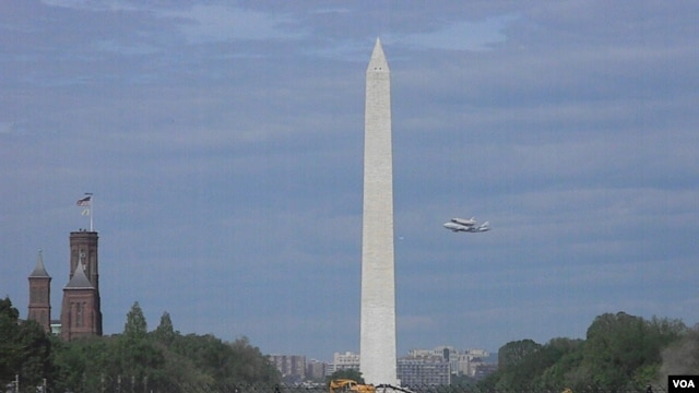 El Discovery vuela a lomos del Jumbo 747 pasando junto al Monumento a Washington en medio de una explosión de emoción del público.