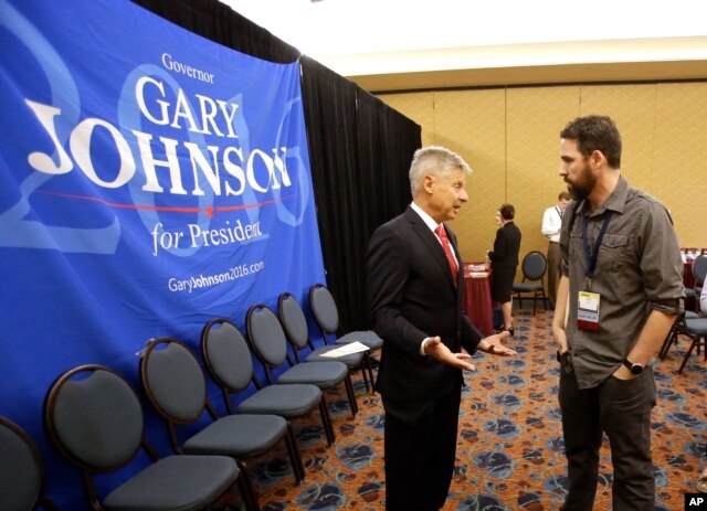 Gary Johnson nói chuyện với một đại biểu tại Đại hội Đảng Tự do Toàn quốc ở thành phố Orlando, bang Florida, ngày 27 tháng 5, 2016..