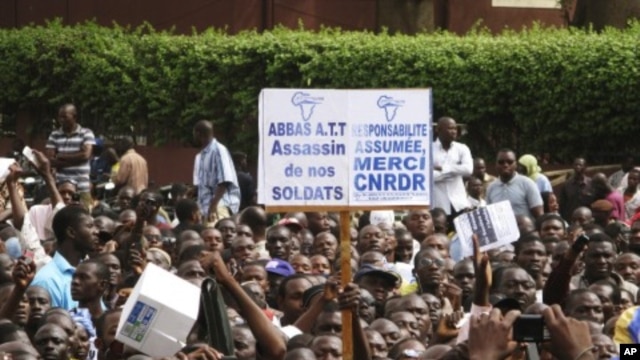 Malians who back the military coup d'etat, demonstrate in the capital Bamako, March 28, 2012. 