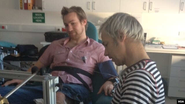 Neurophysiologist Vaughan Macefield works with volunteer Ben Schulz at the lab at the University of Western Sydney, Australia, 2012. (P. Mercer/VOA)