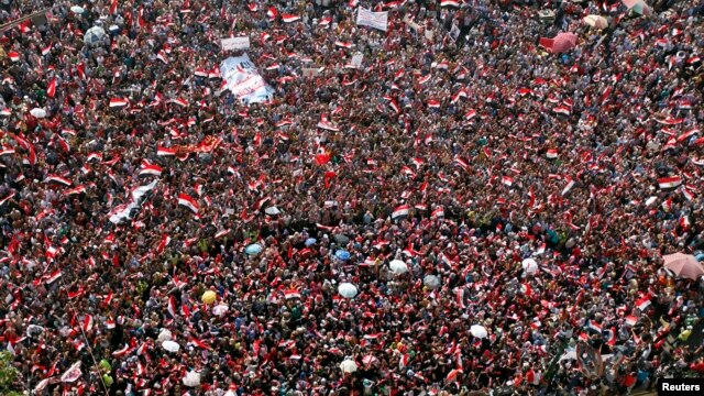 Dân Ai Cập biểu tình tại Quảng trường Tahrir hô các khẩu hiệu phản đối Tổng thống Morsi, 30/6/13